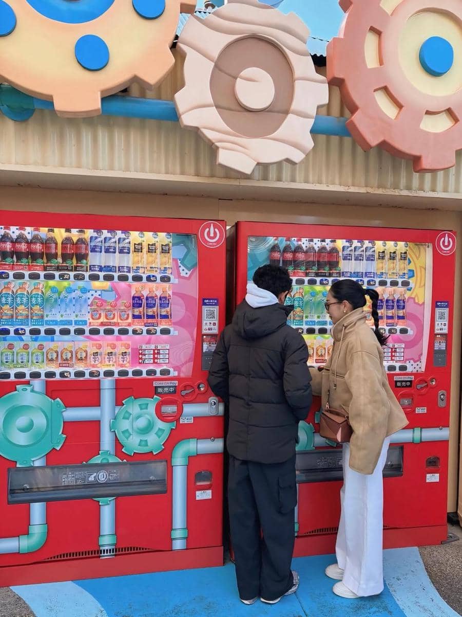 Keluarga Bunga Zainal ke Universal Studio Jepang.