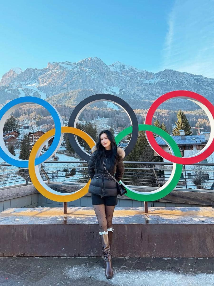 Nita Gunawan jalan-jalan di Kota Cortina d'Ampezzo.