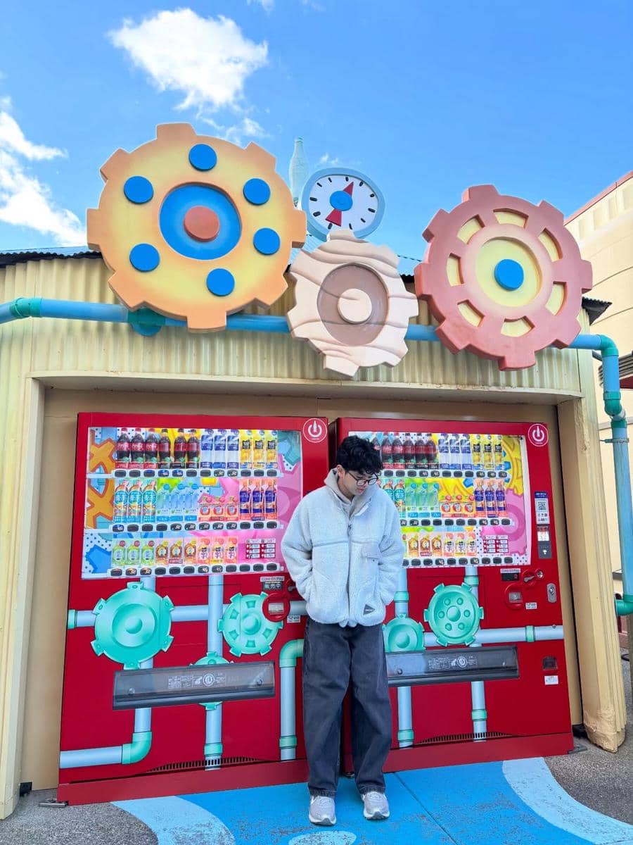 Keluarga Bunga Zainal ke Universal Studio Jepang.