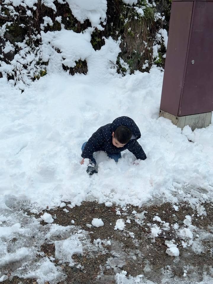 Keluarga Jennifer Dunn jalan-jalan di Desa Shirakawa Go.