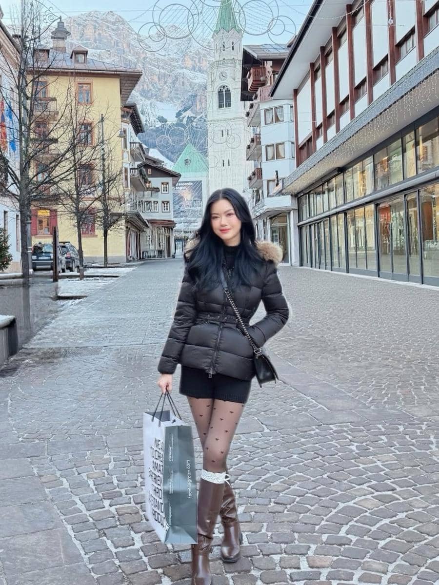 Nita Gunawan jalan-jalan di Kota Cortina d'Ampezzo.