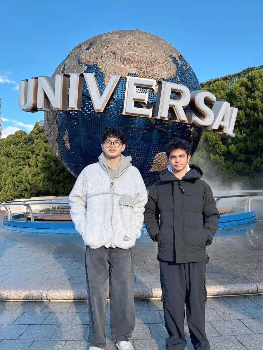 Keluarga Bunga Zainal ke Universal Studio Jepang.