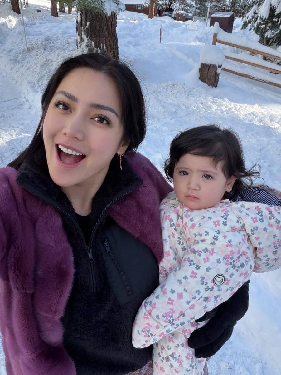 Hagia anak Jessica Iskandar pertama kali ke tempat bersalju.