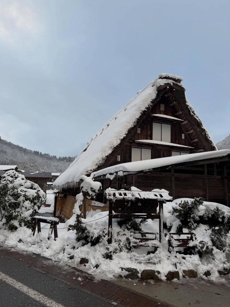 Keluarga Jennifer Dunn jalan-jalan di Desa Shirakawa Go.