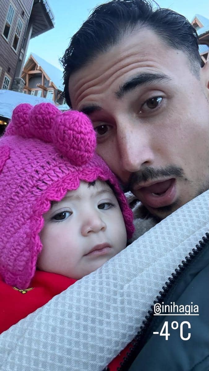 Hagia anak Jessica Iskandar pertama kali ke tempat bersalju.