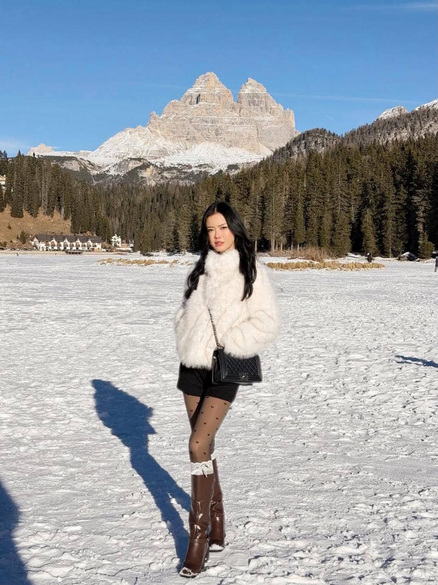 Nita Gunawan jalan-jalan di Kota Cortina d'Ampezzo.