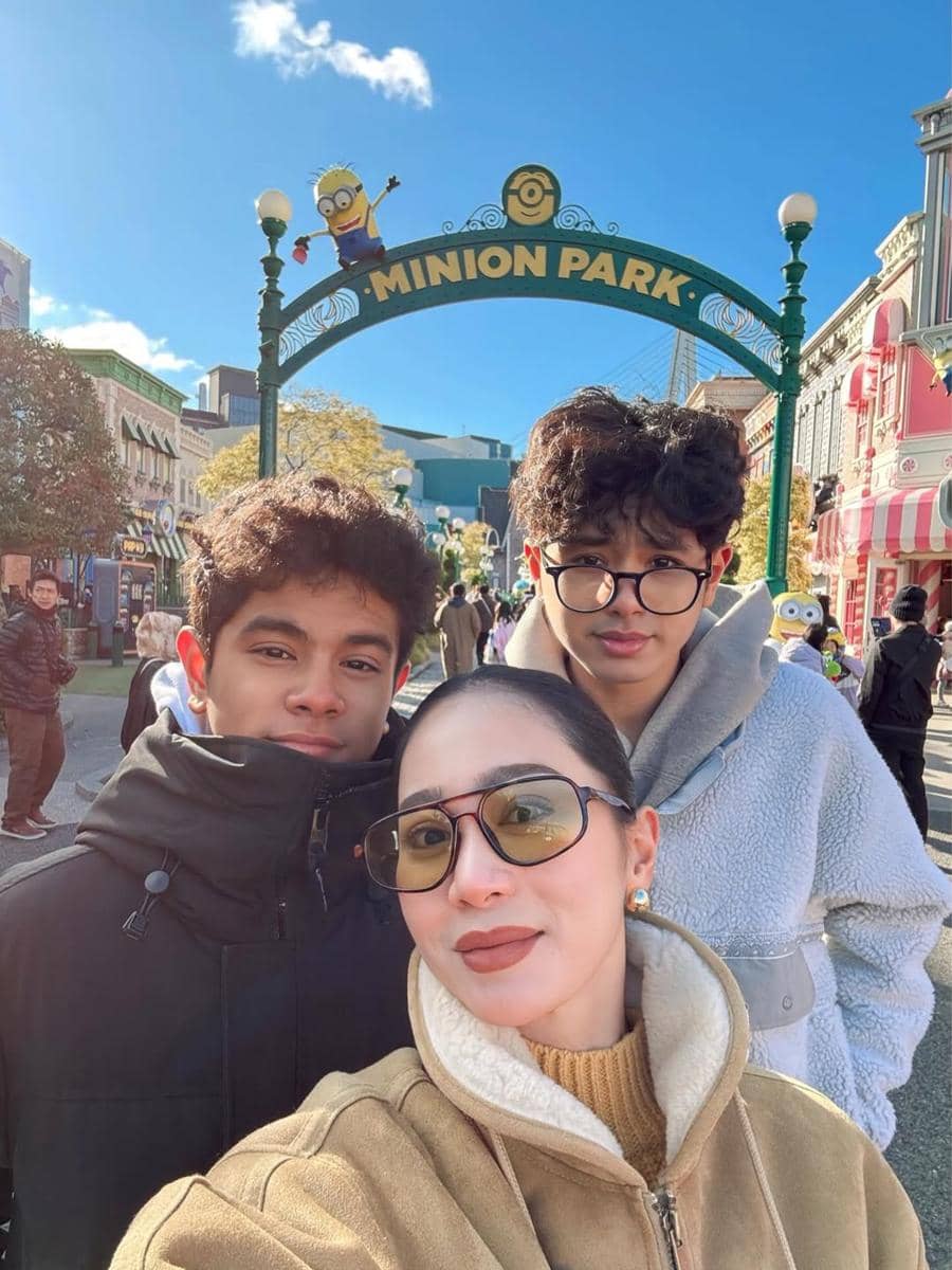 Keluarga Bunga Zainal ke Universal Studio Jepang.