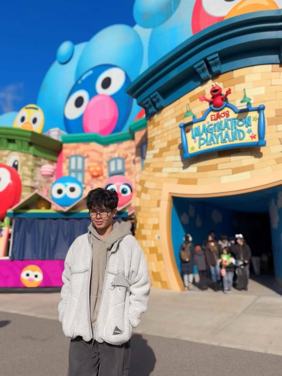 Keluarga Bunga Zainal ke Universal Studio Jepang.