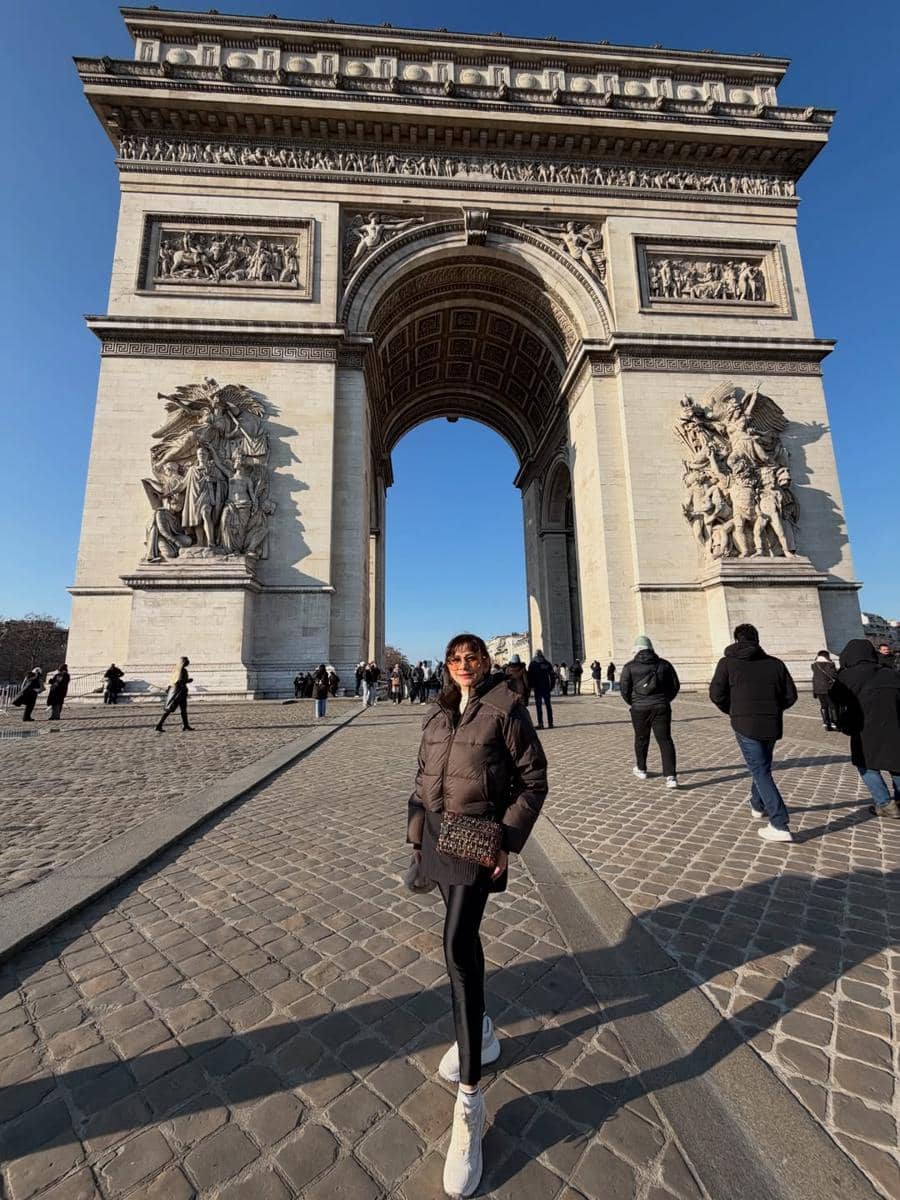 Keluarga Cut Keke jalan-jalan di Paris.