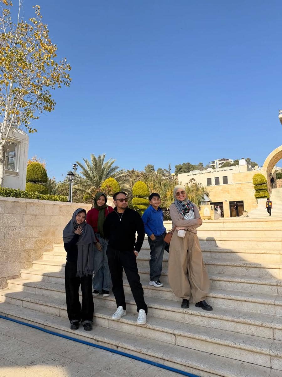 Keluarga Meisya Siregar mengunjungi Goa Ashabul Kahfi.