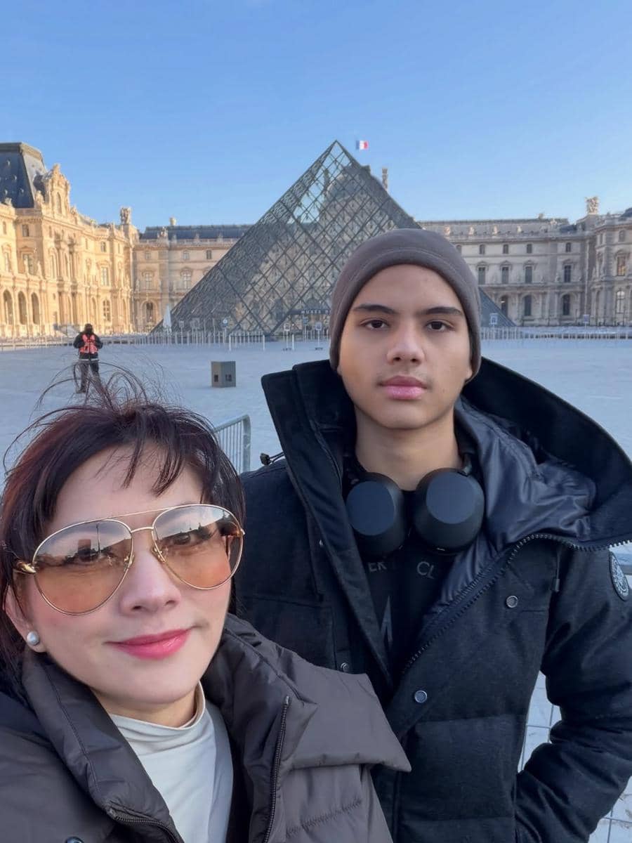 Keluarga Cut Keke jalan-jalan di Paris.