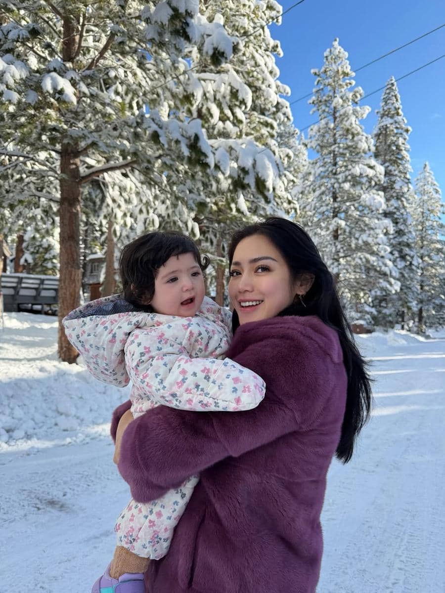 Hagia anak Jessica Iskandar pertama kali ke tempat bersalju.
