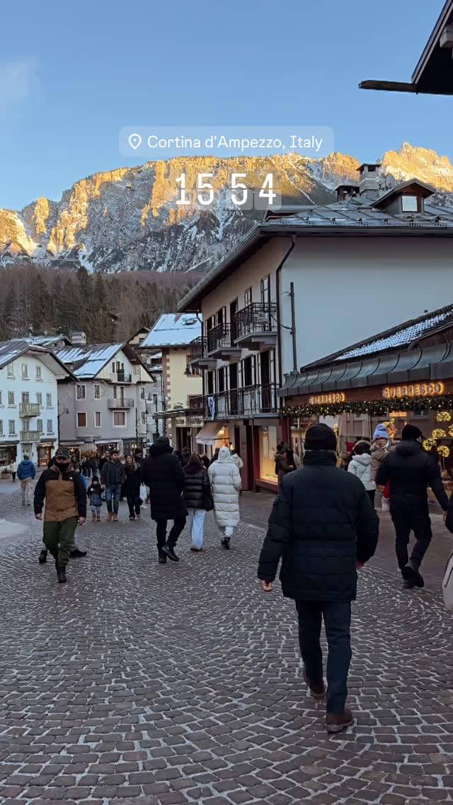 Nita Gunawan jalan-jalan di Kota Cortina d'Ampezzo.