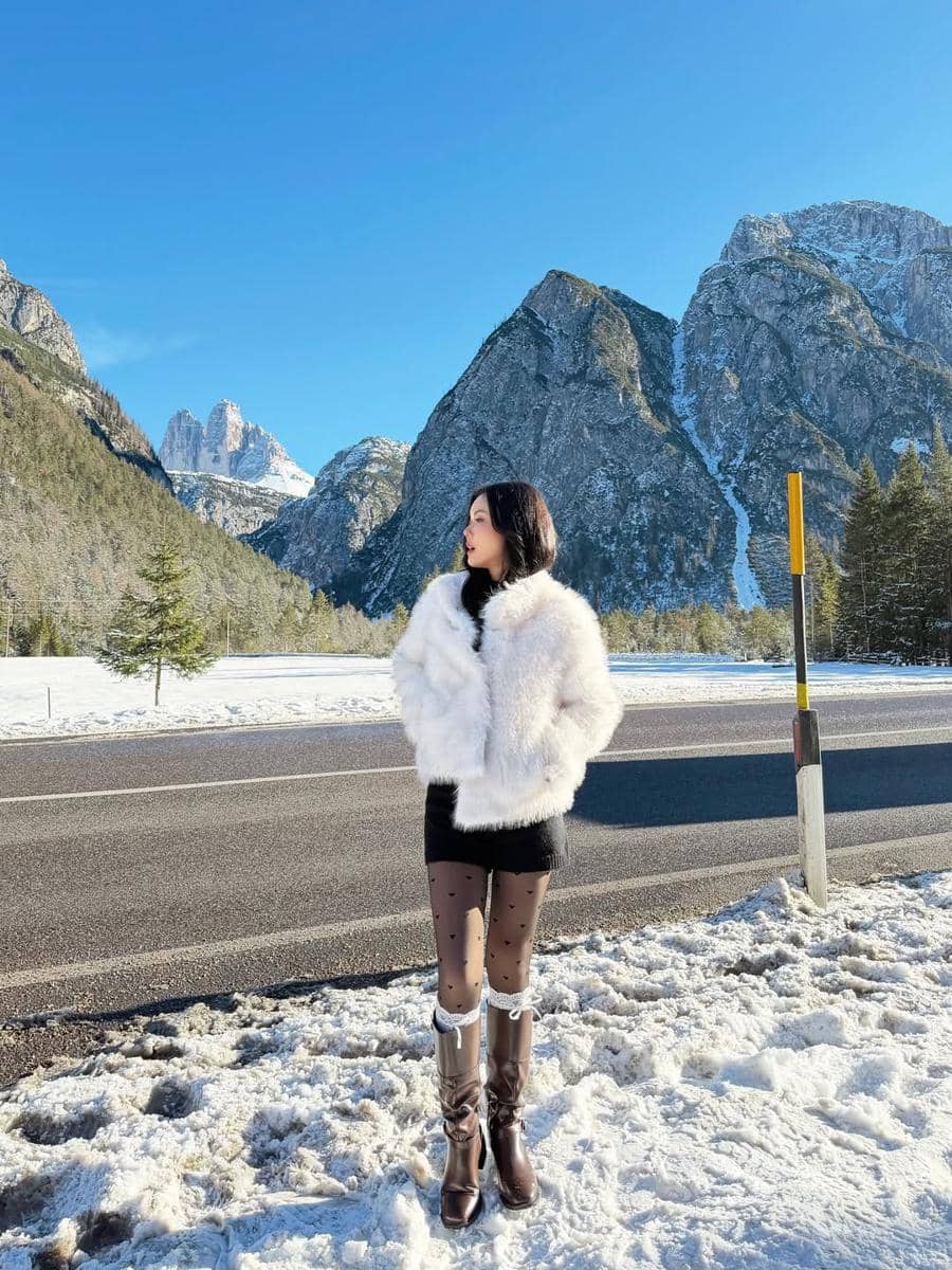 Nita Gunawan jalan-jalan di Kota Cortina d'Ampezzo.