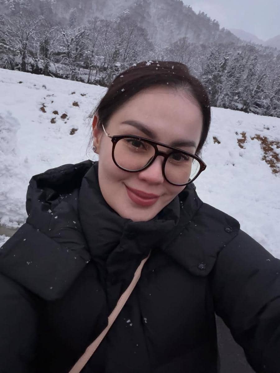 Keluarga Jennifer Dunn jalan-jalan di Desa Shirakawa Go.