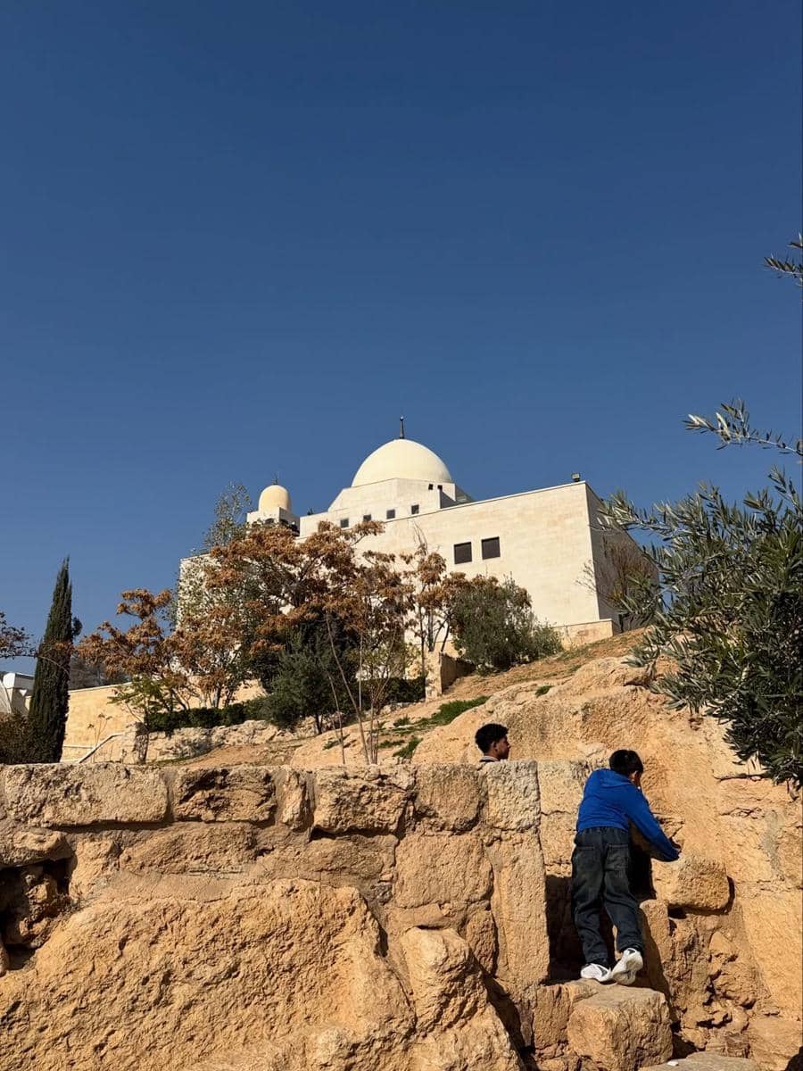 Keluarga Meisya Siregar mengunjungi Goa Ashabul Kahfi.