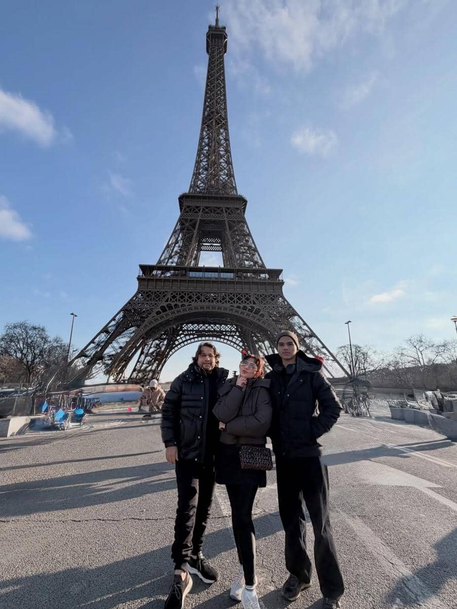 Keluarga Cut Keke jalan-jalan di Paris.