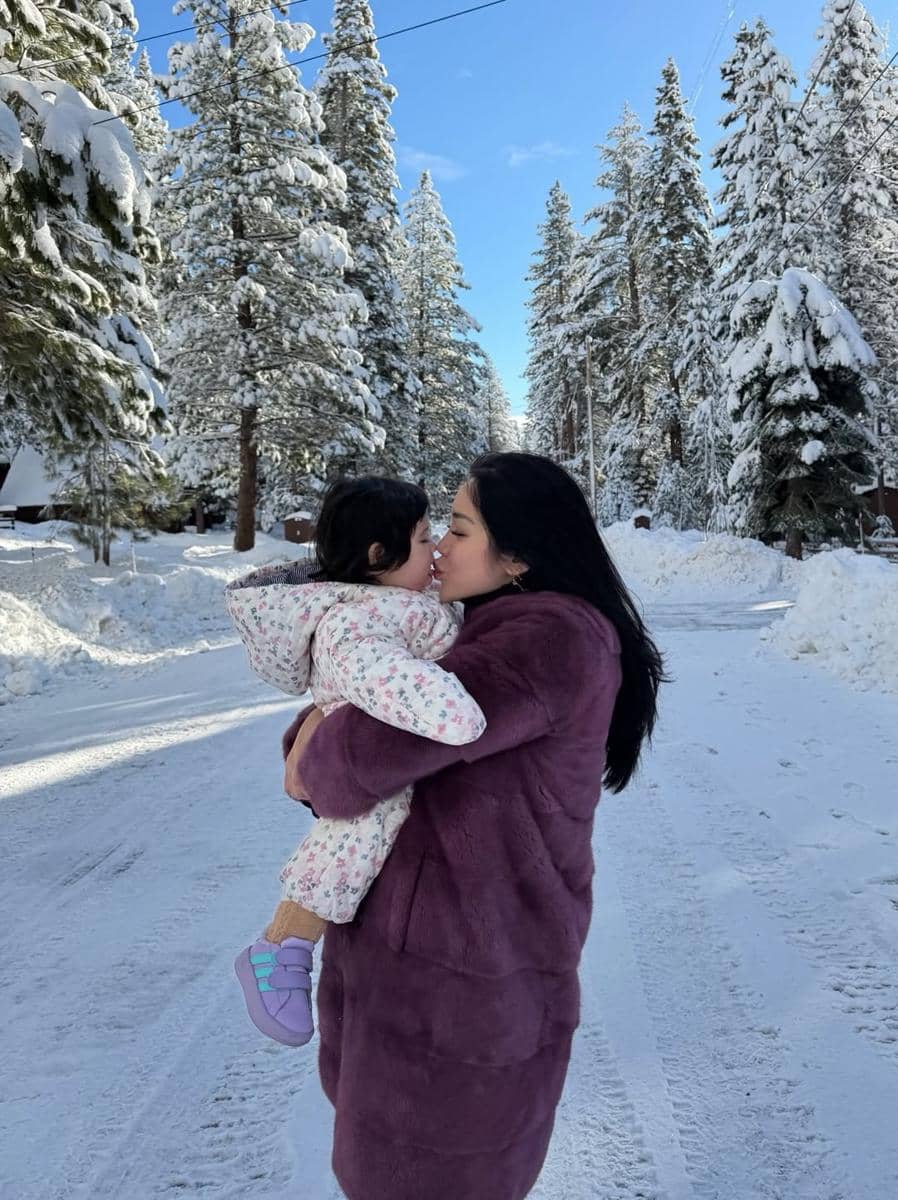 Hagia anak Jessica Iskandar pertama kali ke tempat bersalju.