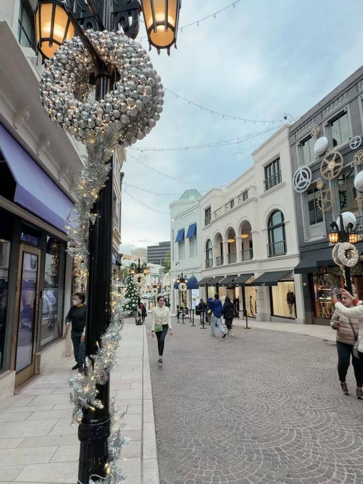 Angel Karamoy menghabiskan libur natal di Los Angeles