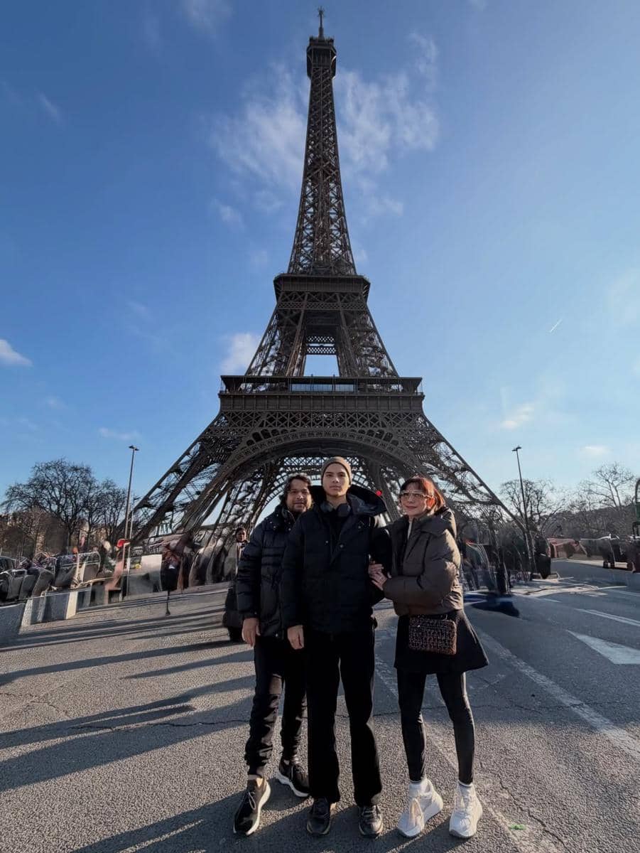 Keluarga Cut Keke jalan-jalan di Paris.