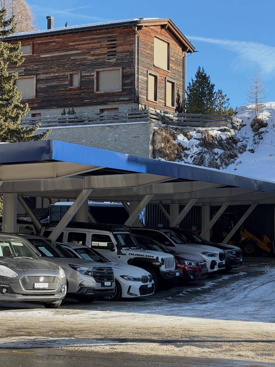 Nita Gunawan jalan-jalan di Kota Cortina d'Ampezzo.