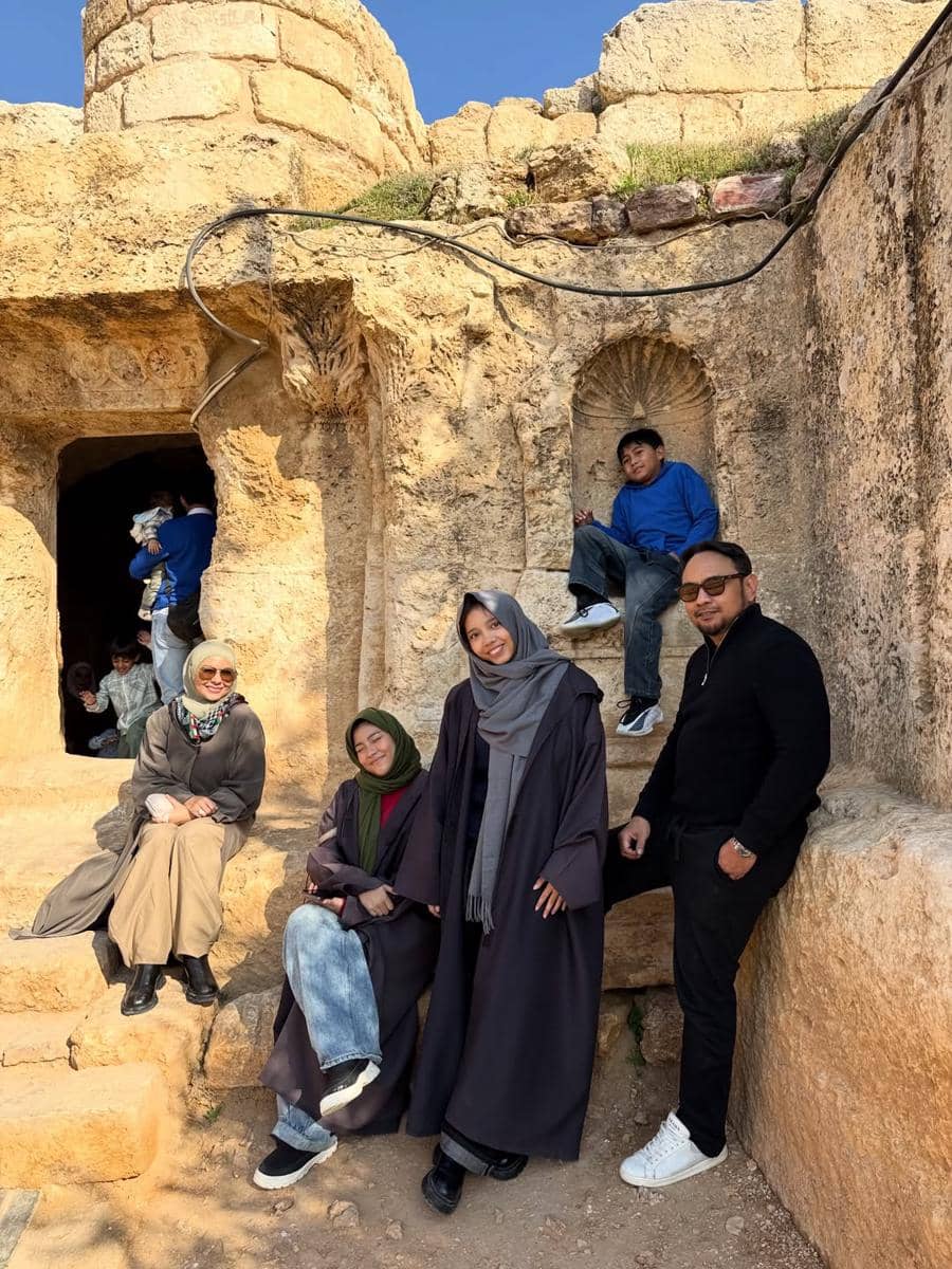 Keluarga Meisya Siregar mengunjungi Goa Ashabul Kahfi.