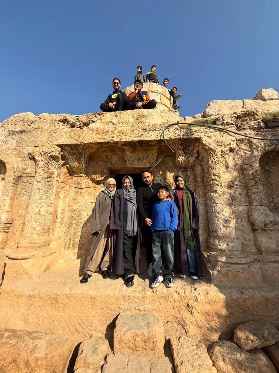 Keluarga Meisya Siregar mengunjungi Goa Ashabul Kahfi.