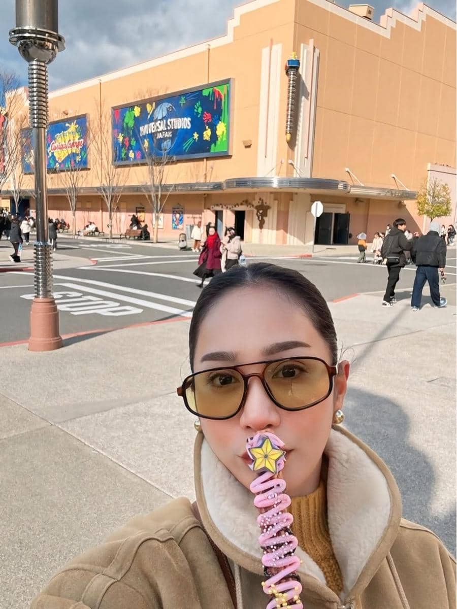 Keluarga Bunga Zainal ke Universal Studio Jepang.