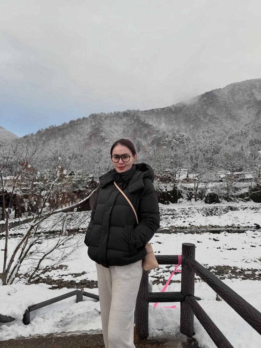 Keluarga Jennifer Dunn jalan-jalan di Desa Shirakawa Go.