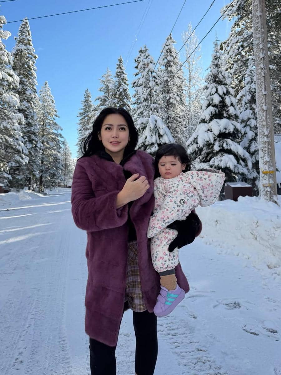 Hagia anak Jessica Iskandar pertama kali ke tempat bersalju.