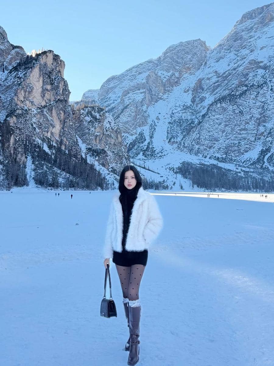 Nita Gunawan jalan-jalan di Kota Cortina d'Ampezzo.