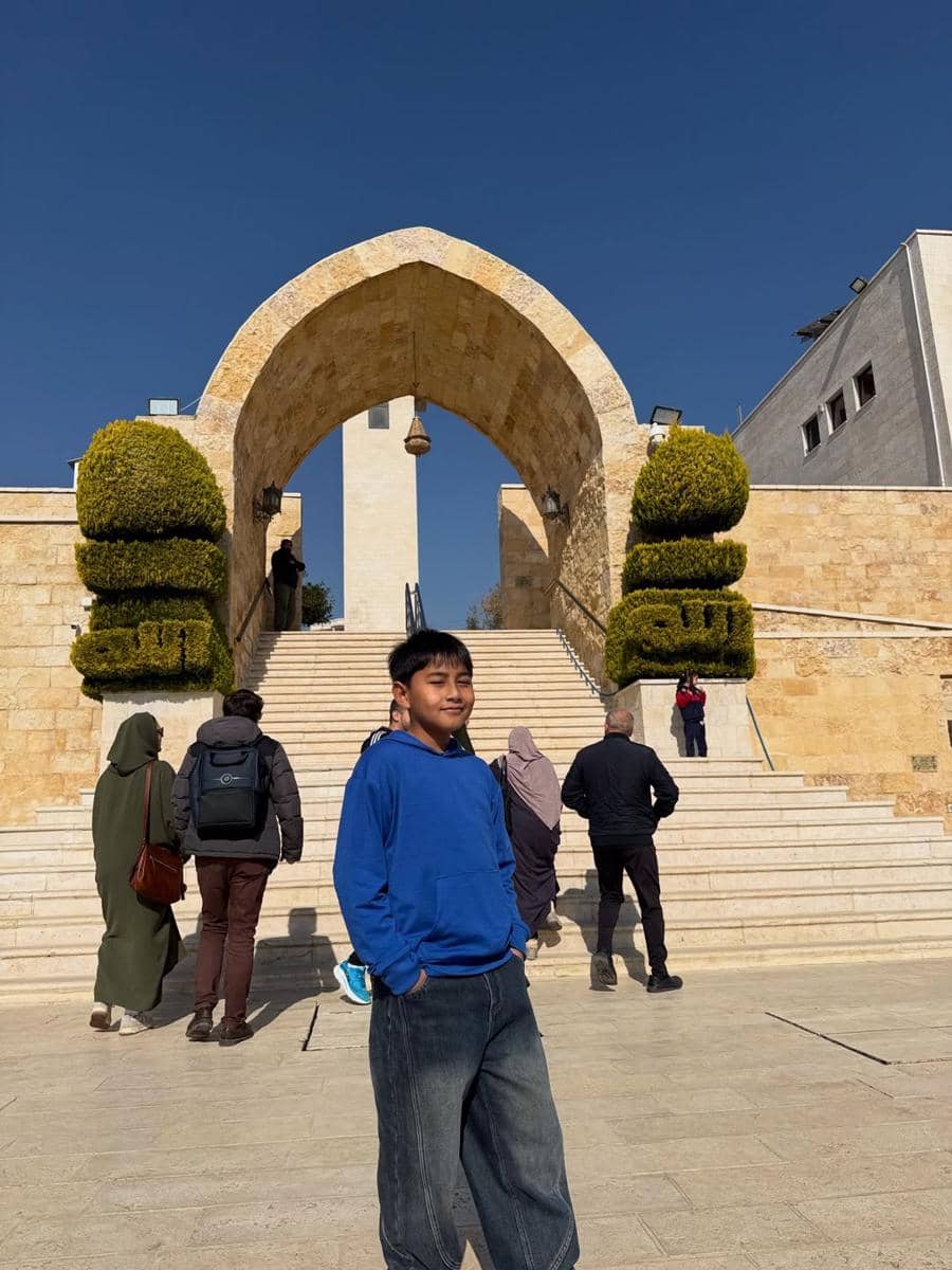 Keluarga Meisya Siregar mengunjungi Goa Ashabul Kahfi.