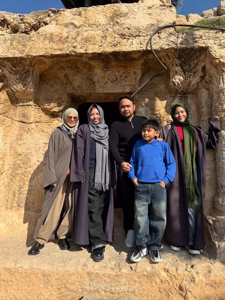 Keluarga Meisya Siregar mengunjungi Goa Ashabul Kahfi.