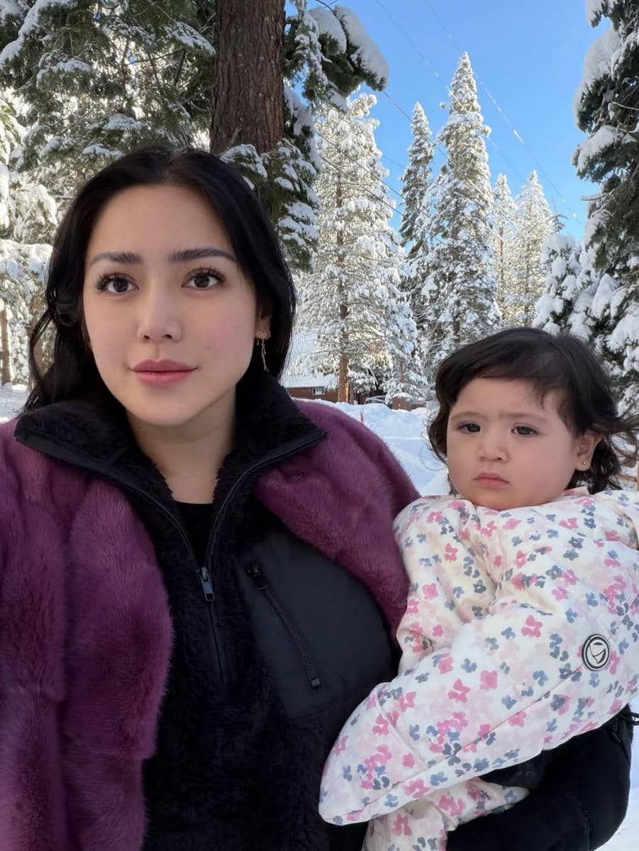 Hagia anak Jessica Iskandar pertama kali ke tempat bersalju.