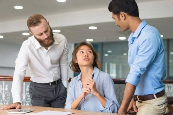 ilustrasi merasa harus menyenangkan orang lain