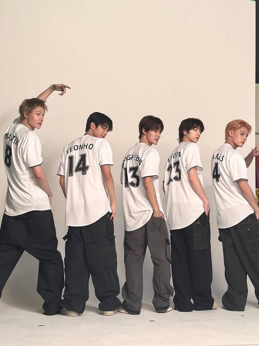 CORTIS melakukan photoshoot