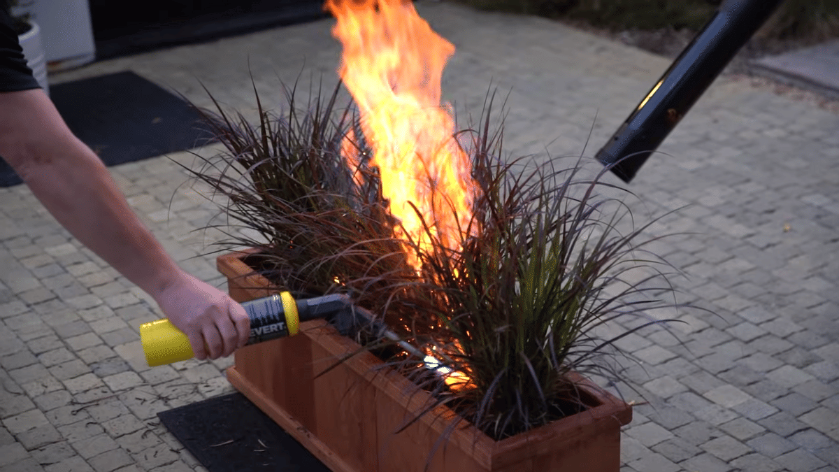 Demonstrasi teknologi pemadam api oleh Sonic Fire Tech