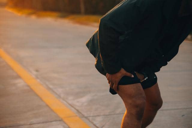 Seseorang mengalami nyeri paha atas.