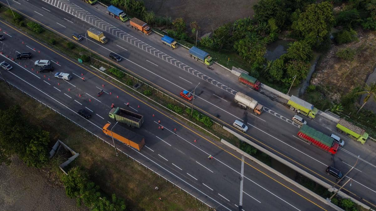Penyekatan dan pengalihan kendaraan untuk truk logistik di ruas tol Tangerang-Merak