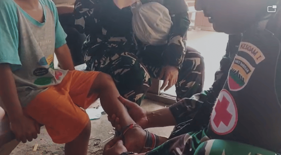 Tim Kesehatan TNI Angkatan Darat beri pelayanan medis ke pengungsi di Desa Bonan Dolok, Sitahuis, Tapanuli Utara, Sumut (Dok. Dispenad)