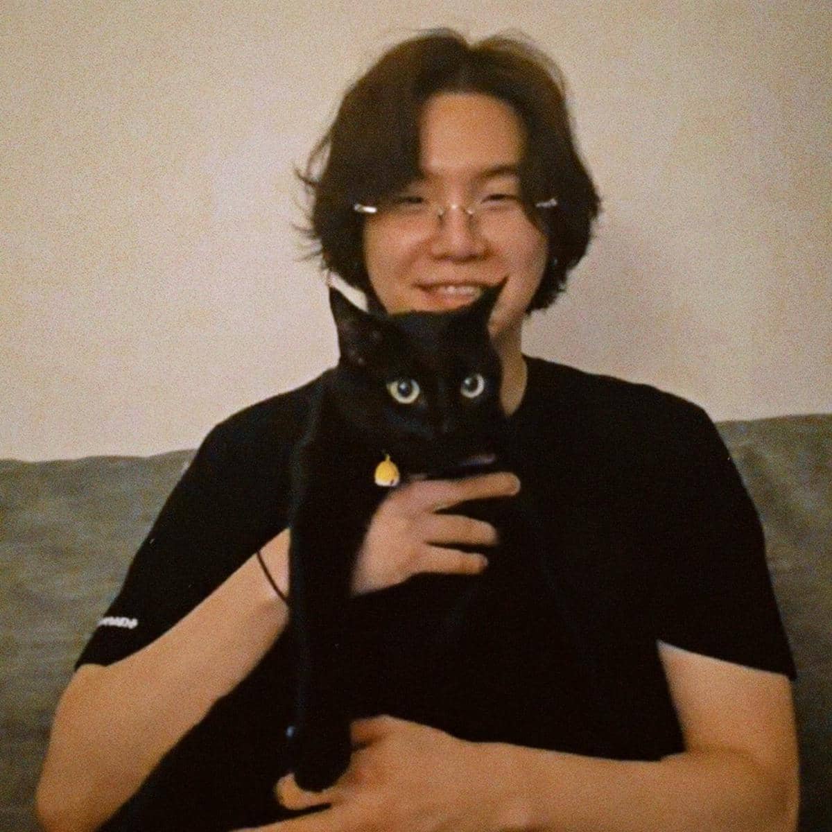 SUGA BTS live bersama kucingnya (dok. Weverse/BTS)