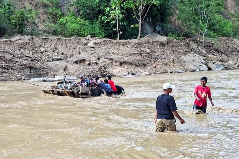 Warga Mukim Jamat Kecamatan Linge, Kabupaten Aceh Tengah, Provinsi Aceh Menyeberang Pakai Getek (IDN Times/M Saifullah)