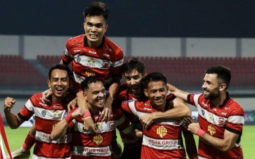 Selebrasi Madura United usai jebol gawang Semen Padang, dalam lanjutan Super League musim 2025/26, Minggu (28/12/2025). (X/@MaduraUnitedFC).