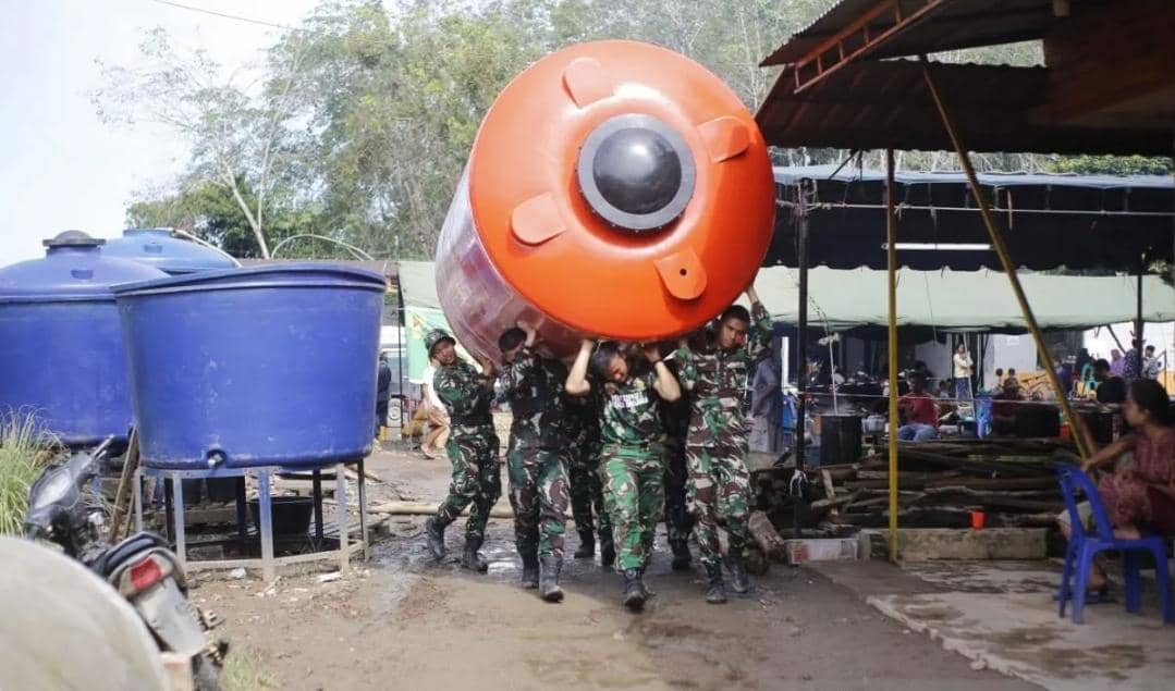 TNI memasang mesin penjernih air untuk korban bencana di Desa Batu Hula, Kecamatan Batangtoru, Sumatra Utara, Rabu (24/12/2025).
