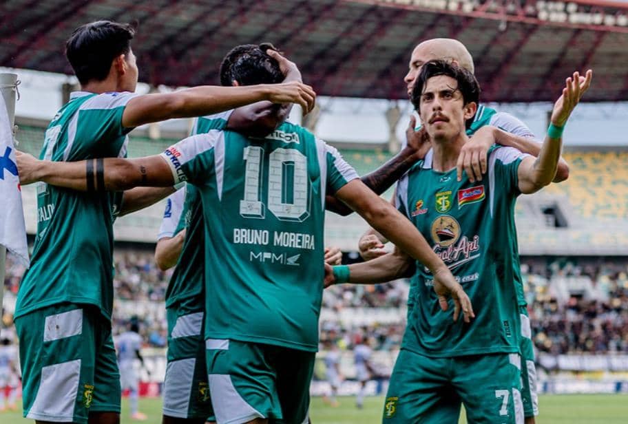 Selebrasi Persebaya usai jebol gawang Persija dalam lanjutan Super League musim 2025/26