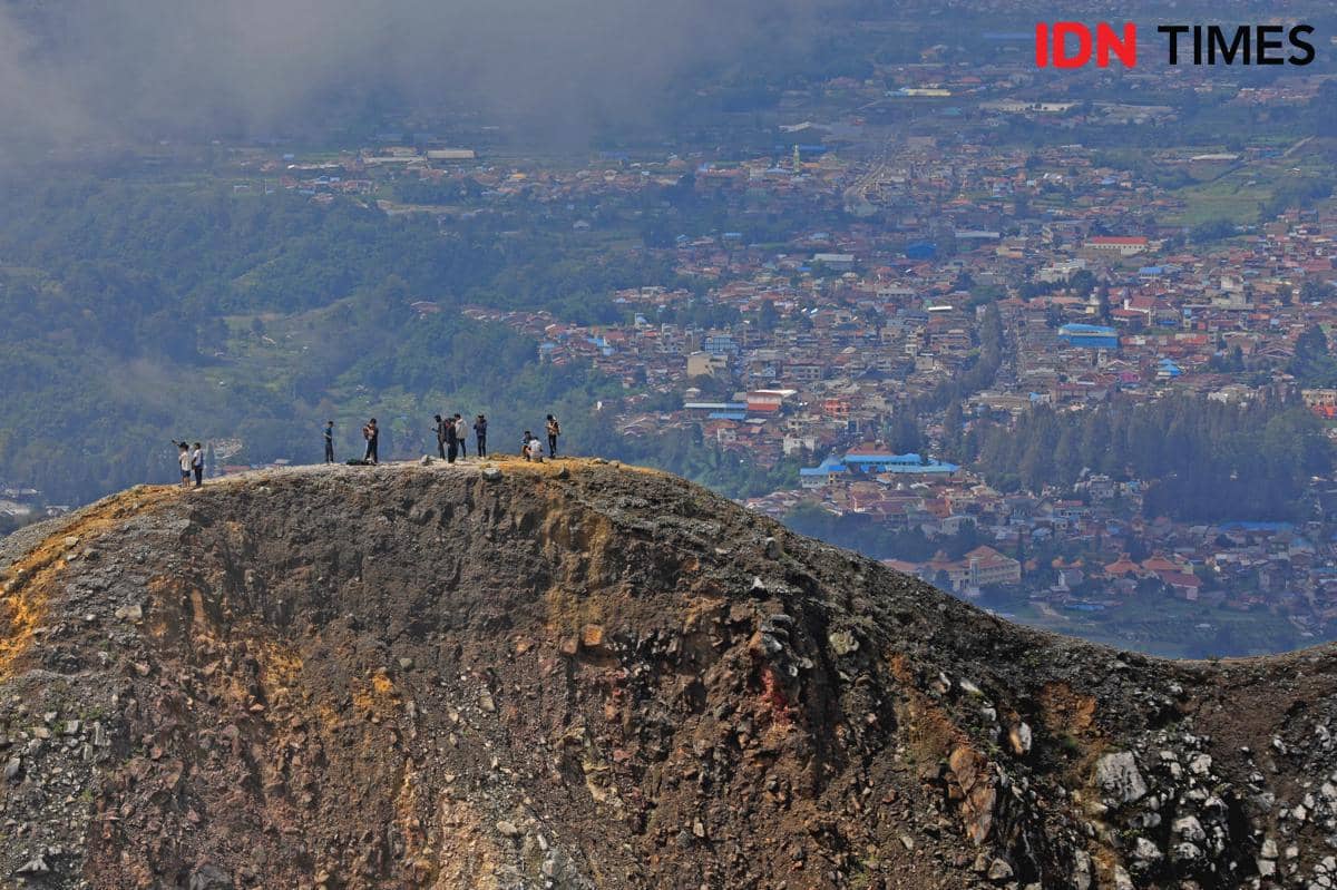 ilustrasi mendaki gunung (IDN Times/Arifin Al Alamudi)