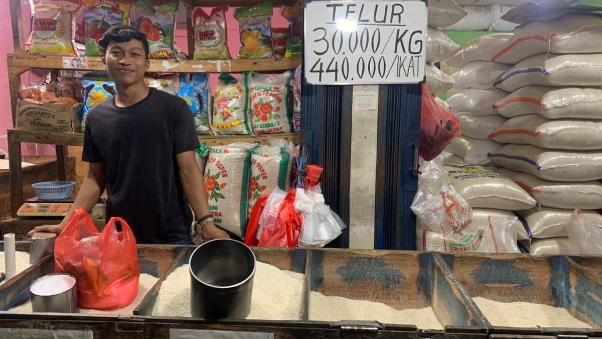 Pantauan harga beras di Toko Rizky Jaya Berkah, Bekasi Timur (27/12/2025)