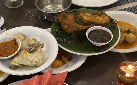 .Aneka lauk di warung nasi padang