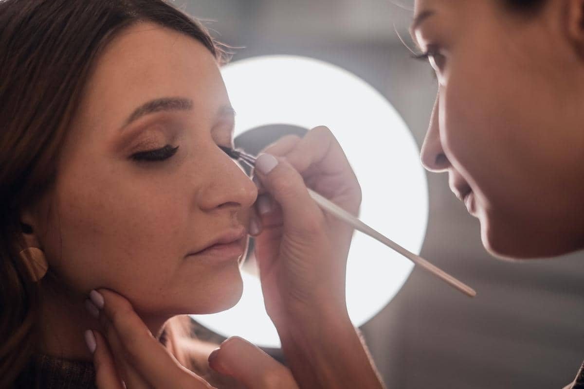 ilustrasi seseorang memakai eyeliner