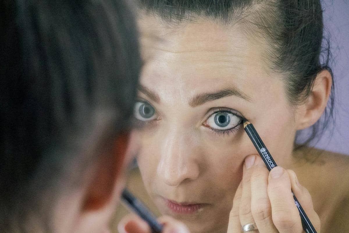 5 Cara Mengatasi Eyeliner yang Selalu Transfer ke Kelopak Mata